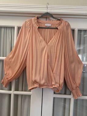 Gibson Latimer Women’s Peach Blouson V-Neck, Faux-Wrap Top